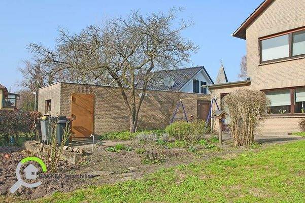 Gartenblick auf die Garage