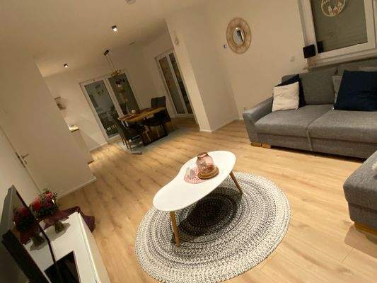 Offener Wohn-Essbereich mit Vorrichtung für Ofen