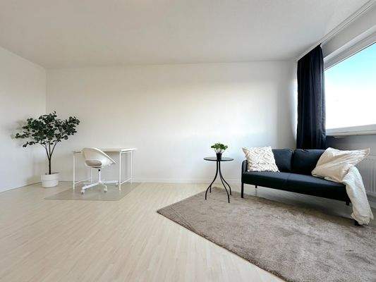 Helles Wohnzimmer mit Sofa