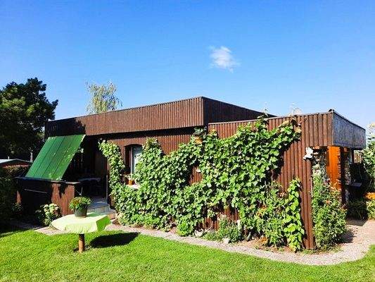 Hausansicht mit Terrasse