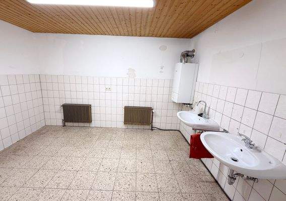 Hauptgebäude Gewerbe Waschraum