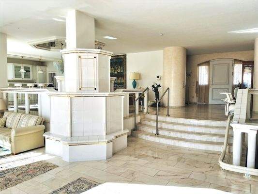 marmorverkleideter Kachelofen im Zentrum des Küchen-Wohn- und Essbereiches