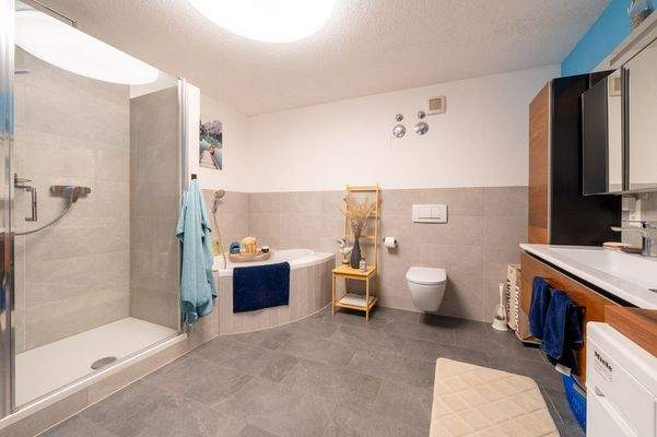 Bad mit Wanne und Dusche