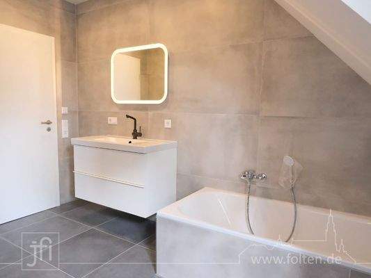 Bad mit Wanne und Dusche im OG