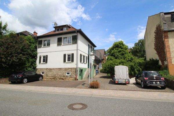 Stellplätze vor dem Haus