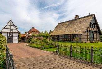 Grdstk.zugang via Holzbrücke