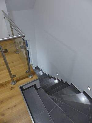 Edel: Beleuchteter Aufgang zur Wohnung