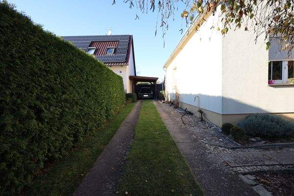 Einfahrt mit Carport