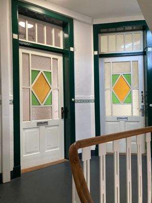 Wunderschöne Eingangstüren.JPG