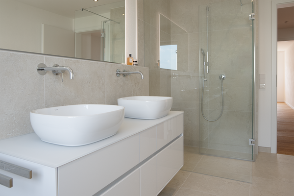 Bad Waschtisch und Glasdusche