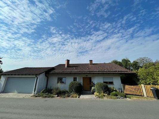 Vorderansicht mit Ddoppelgarage