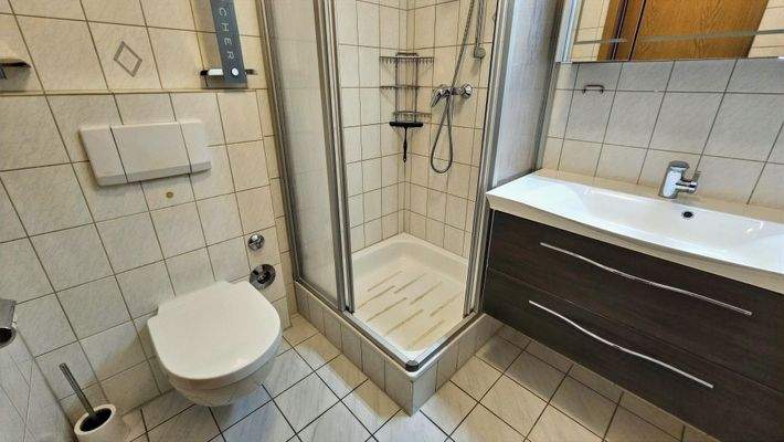 Bad mit Dusche und WC