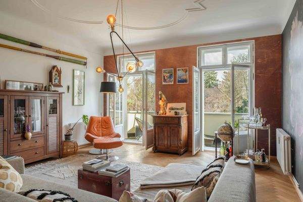 Wohnzimmer mit Zugang zum Südost-Balkon