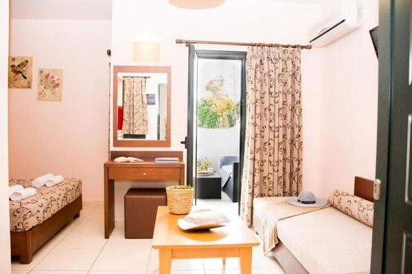 Keta, Sisi: Apartmentkomplex im Dorfzentrum, in der Nähe eines Sandstrandes zu verkaufen