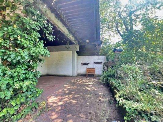 Überdachte Terrasse, Ruheoase im Grünen