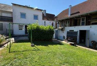 Hintere Ansicht mit Garten und Nebengebäuden