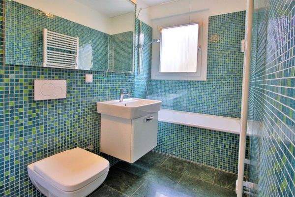 Wannenbad mit Einbauschränke