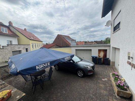 Freisitz/Terrasse vor den Häusern