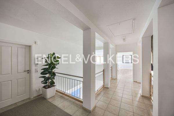 Großzügige Galerie mit Blick in das Wohnzimmer