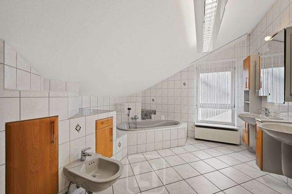 DG | Badezimmer | Eckbadewanne