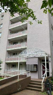 Vorderansicht des Mehrfamilienhauses.