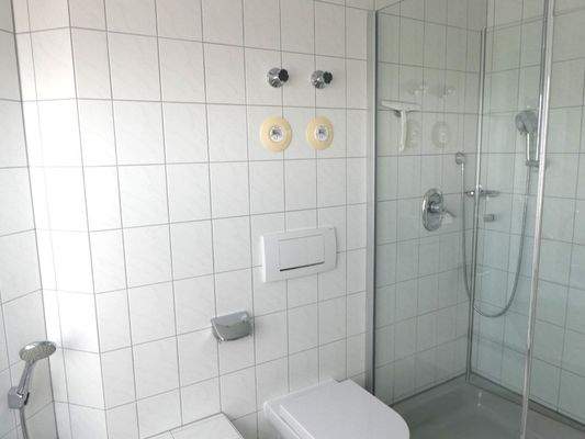 Helles Tageslichtbad mit Dusche, WC .....