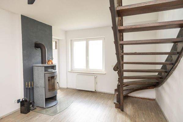 Diele mit Ofen und Treppe zum OG