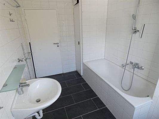 Modern gefliestes Badezimmer