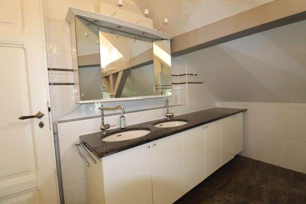 Obergeschoss- Hauptbadezimmer 