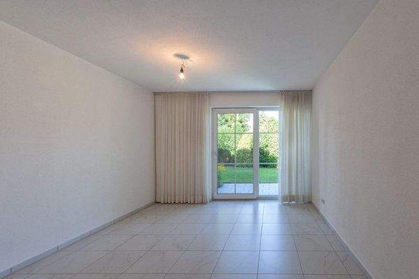 Schlafzimmer EG m. Zugang zur Terrasse 2