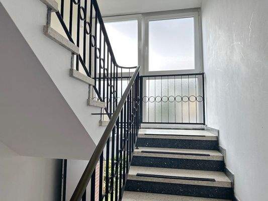 Treppenhaus mit viel Licht.