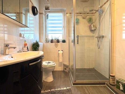 Bad mit Dusche und Waschmaschinenanschluss- 4-Zimmer-Whg. im OG