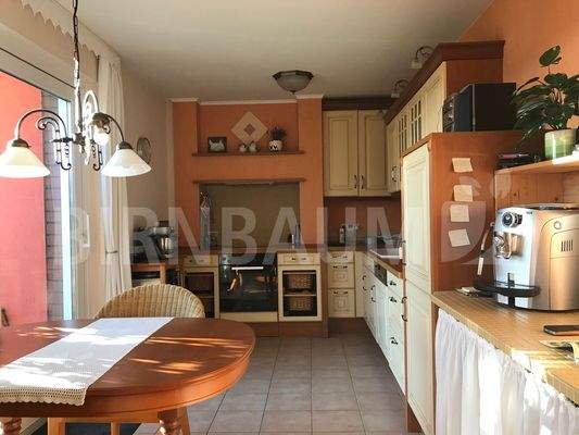 Küche mit Einbauküche