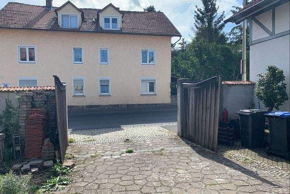 Zufahrt zur großen Garage / gepflastert