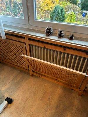 Zirbenholzverkleidung an den Heizkörpern