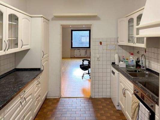 Einbauküche vor Garderobe