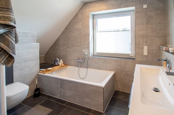 Badezimmer mit Dusche - DG