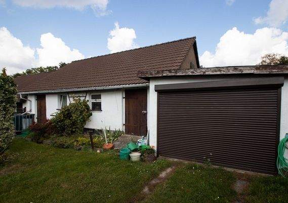 Garage-und-Nebengebäude