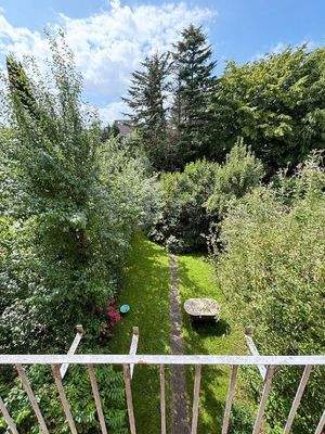 Blick in den Garten vom Balkon