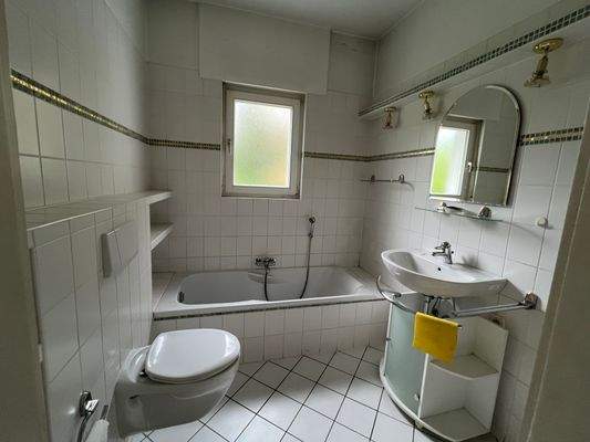 Bad 1 mit Wanne u. Dusche