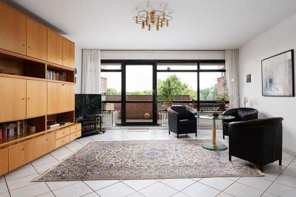 Wohnzimmer mit Balkon