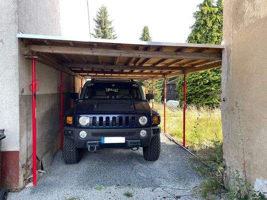 Carport auf dem Grundstück
