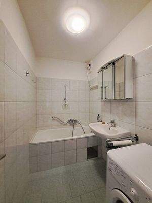 Badezimmer mit Wanne und WMS-Anschluss