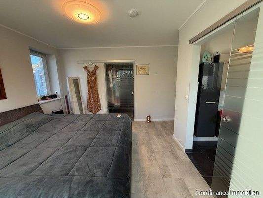 Masterschlafzimmer (3) und begehbarer Kleiderschrank