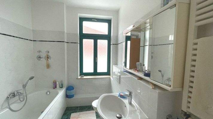 Tageslichtbad mit Dusche und Badewanne