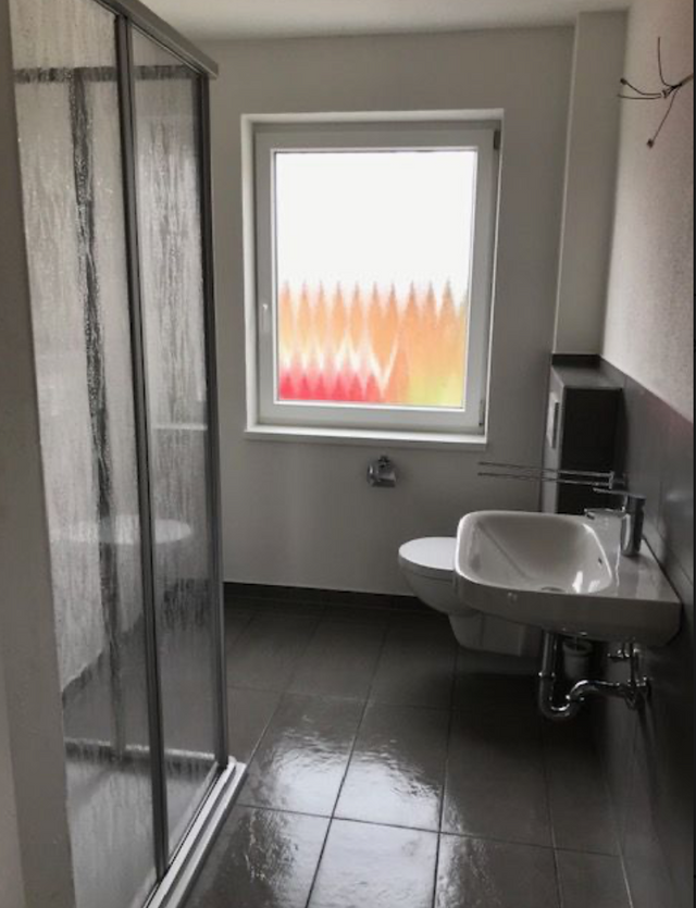 Geräumige 3-Raum-Erdgeschosswohnung mit Einbauküche und Balkon in Frauenau – ca. 74 m² - Foto 4