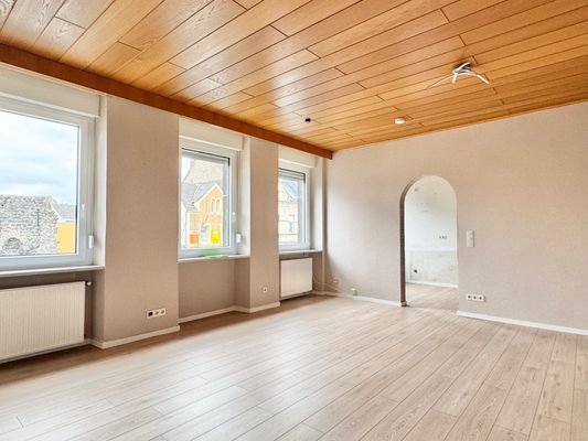 großes helles Wohnzimmer