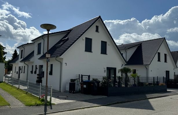 Außenansicht eines gebauten Doppelhauses