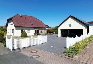 Hofansicht mit Wohnhaus und Garage