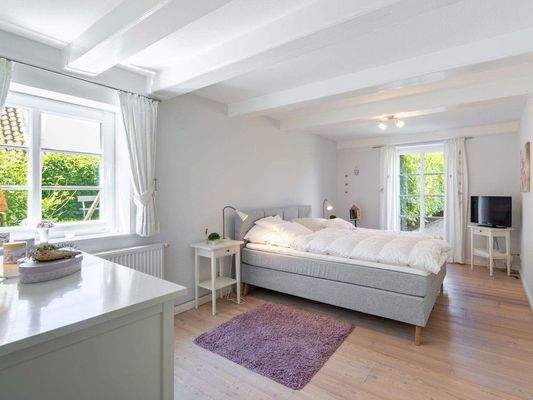 Schlafzimmer mit Zugang zur Terrasse